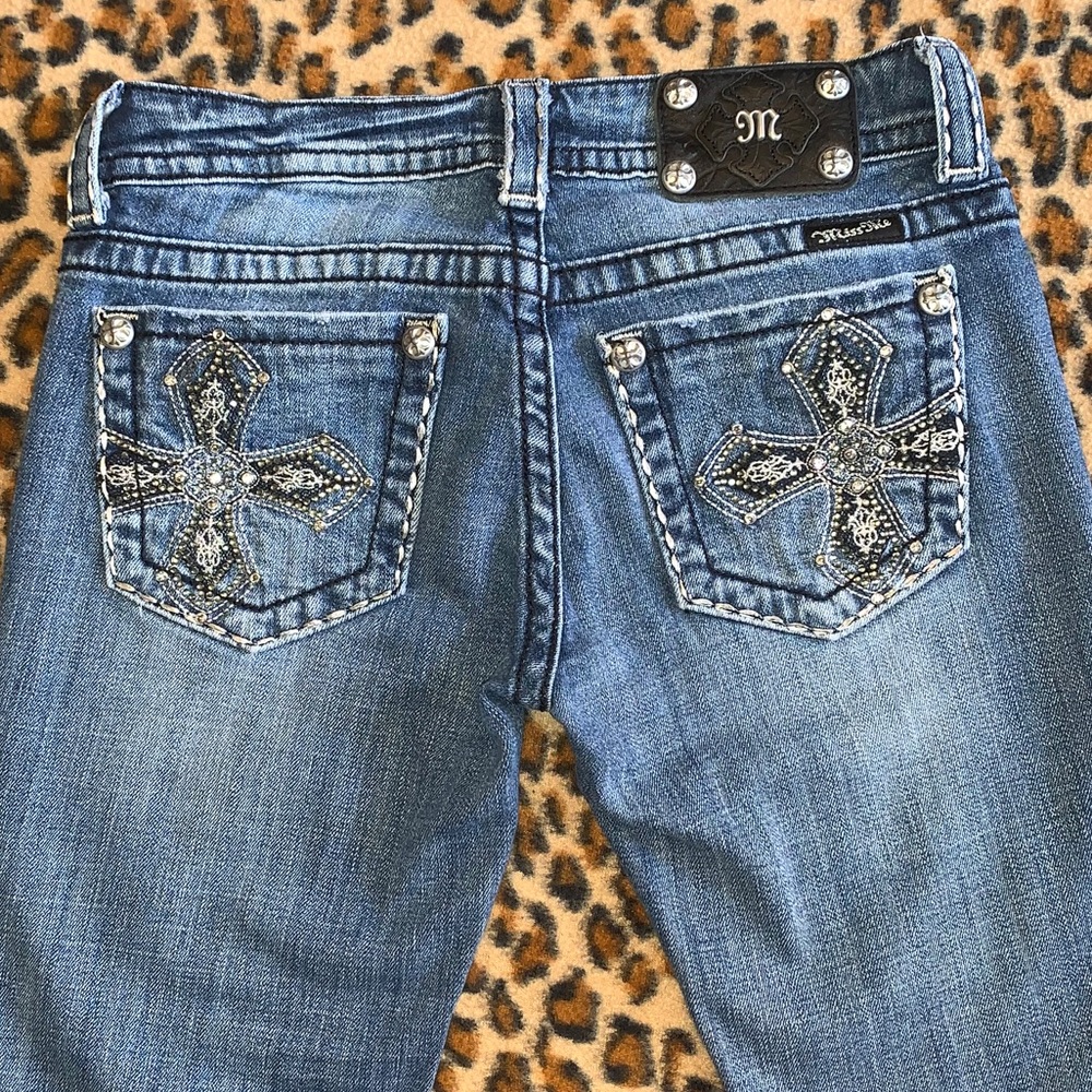 Miss Me 27, stretch med wash bootcut, fits smaller